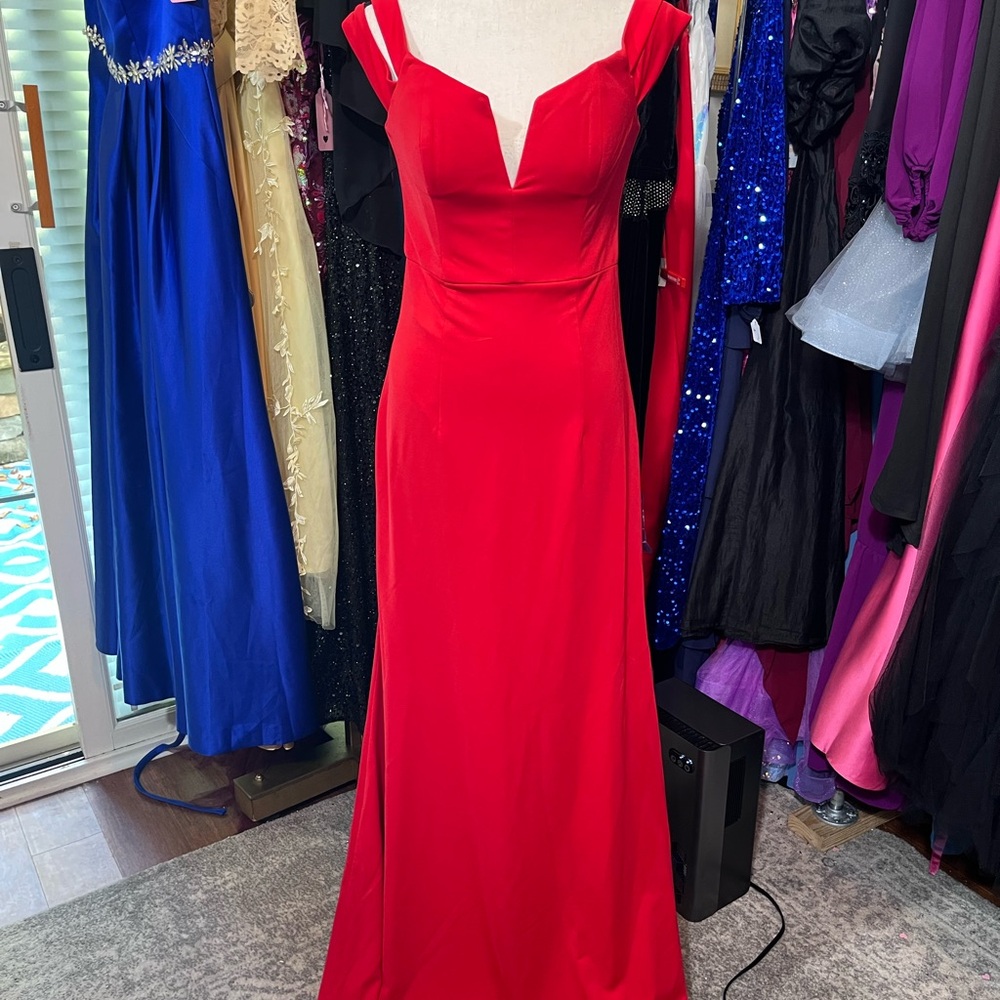 Elegant Red Evening Gown with Stylish Straps
